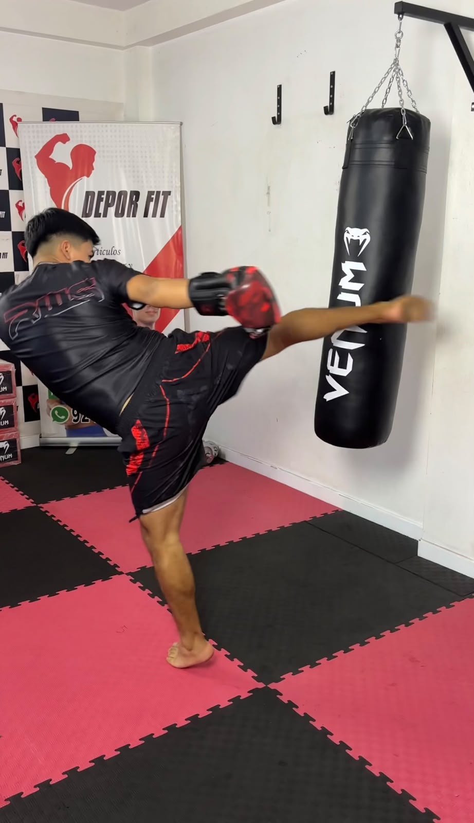 Entrenamiento de patada al saco de boxeo